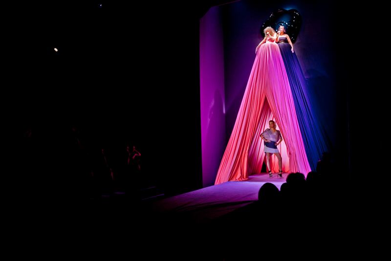 galleries/2011/10/03/viktor-rolf-backstage-photos/viktor-rolf-fashion-4_xbynu6