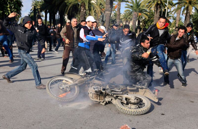 galleries/2011/01/15/tunisia-riots/tunisia-riots-12_fzagl7