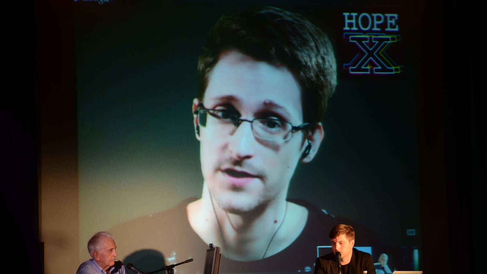 articles/2014/07/20/snowden-tells-hackers-of-the-world-to-unite/140719-kopstein-hopex-tease_od06is