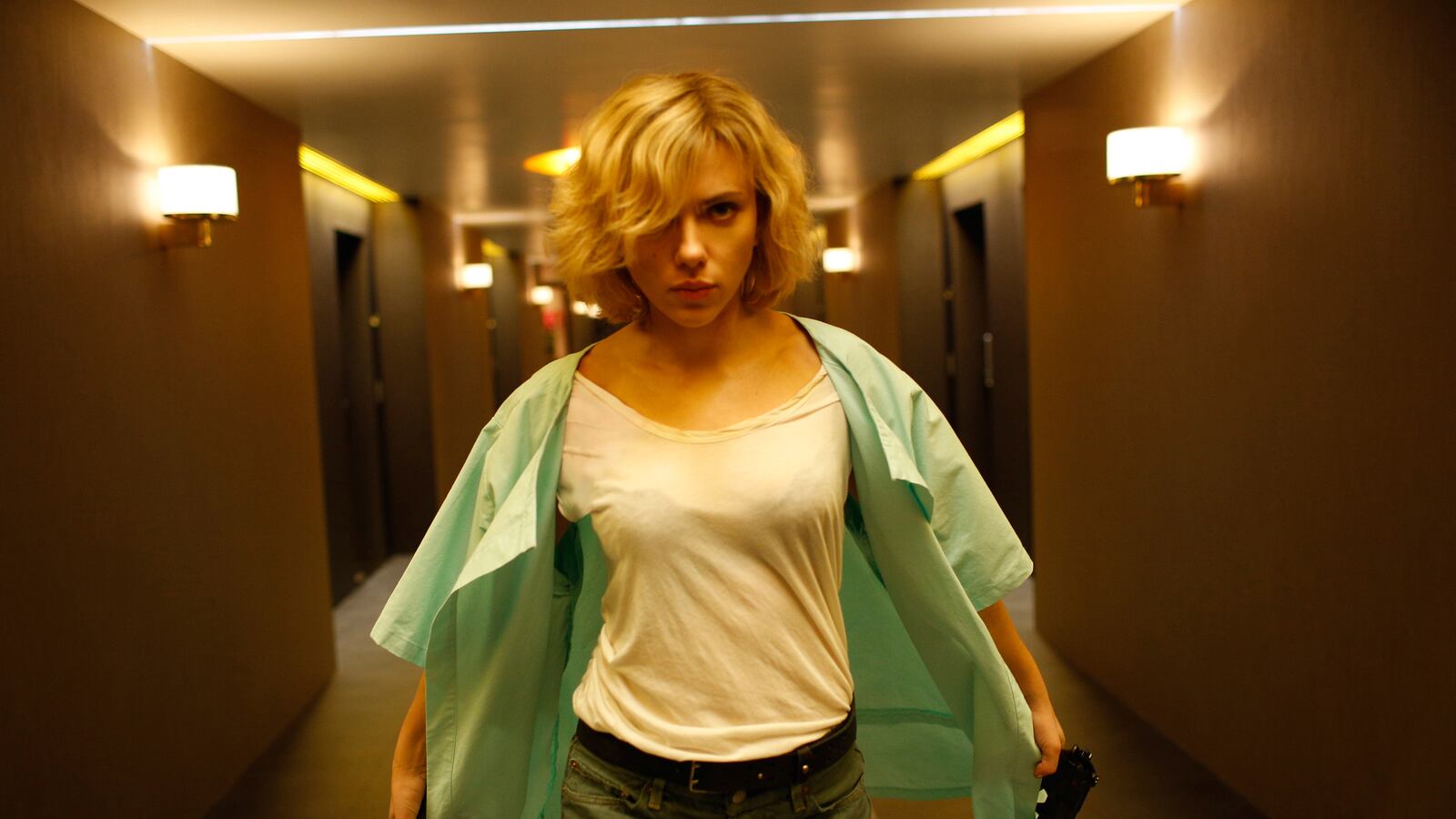 articles/2014/07/29/scarlett-johansson-vs-the-faceless-men-of-color/140728-bugbee-scarjo-tease_ivzalz