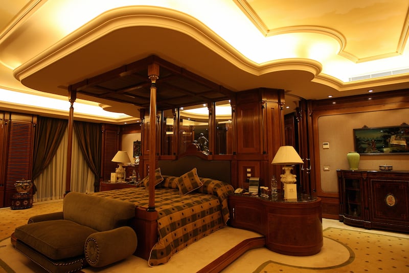 galleries/2013/04/09/azzam-airbus-380-more-of-the-world-s-largest-things-photos/130408-worlds-largest-hotel-room_agbikh