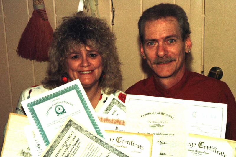 galleries/2011/11/30/world-records-broken-in-2011-photos/world-records-most-marriage-renewals_usuvdk