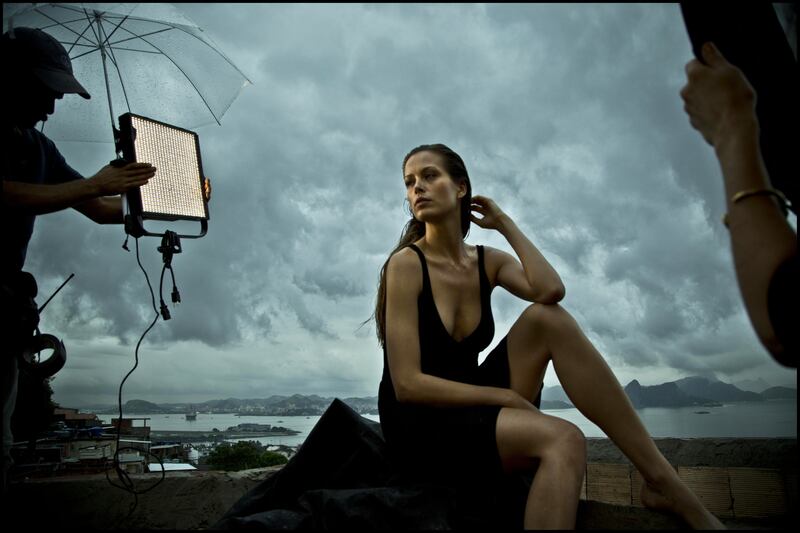 galleries/2012/11/29/pirelli-calendar-2013-behind-the-scenes-with-steve-mccurry-photos/pirelli-3_regqro