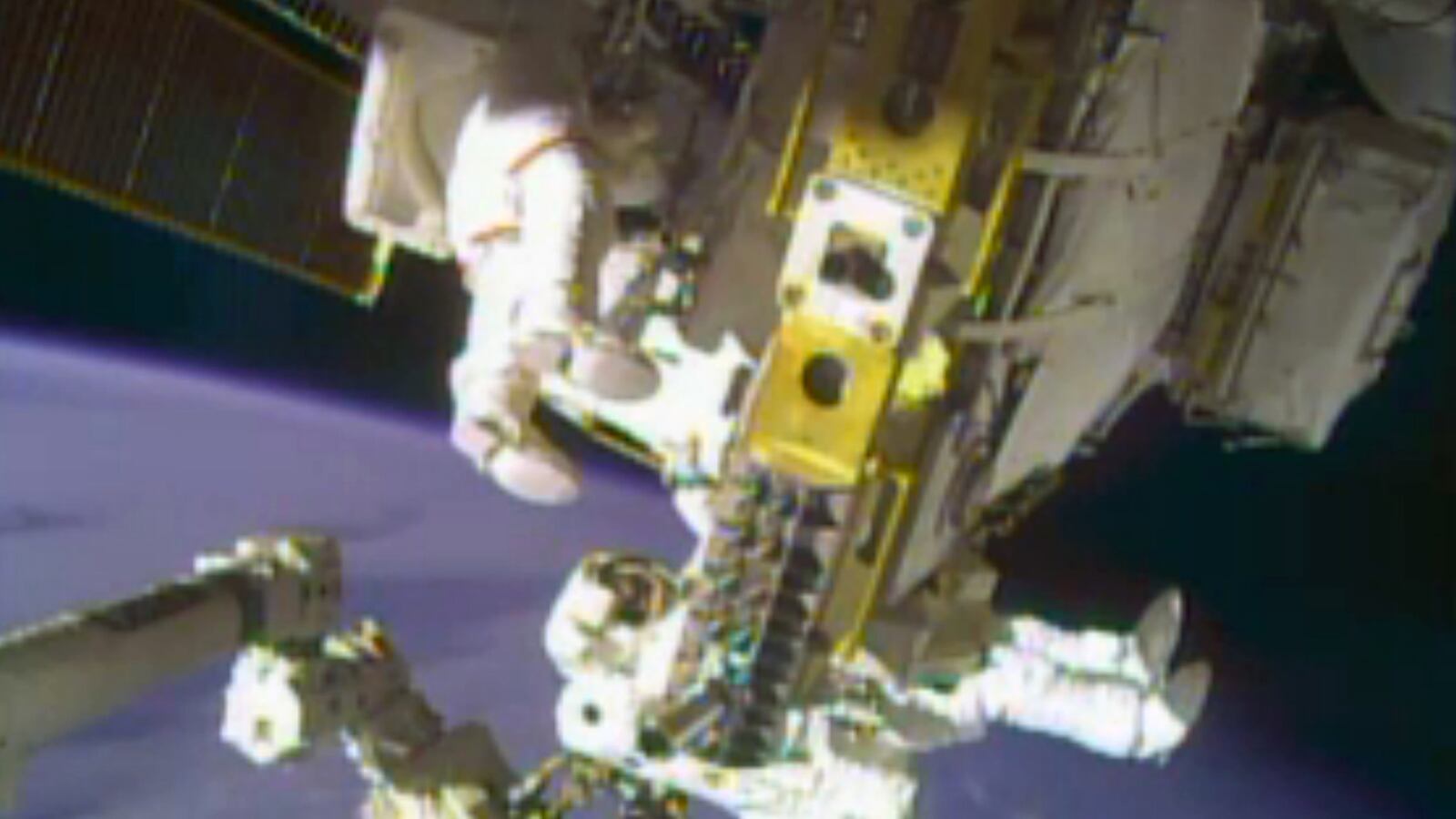 cheats/2013/12/24/nasa-makes-x-mas-eve-spacewalk/131224-nasa-space-walk-cheat_ptqa3w