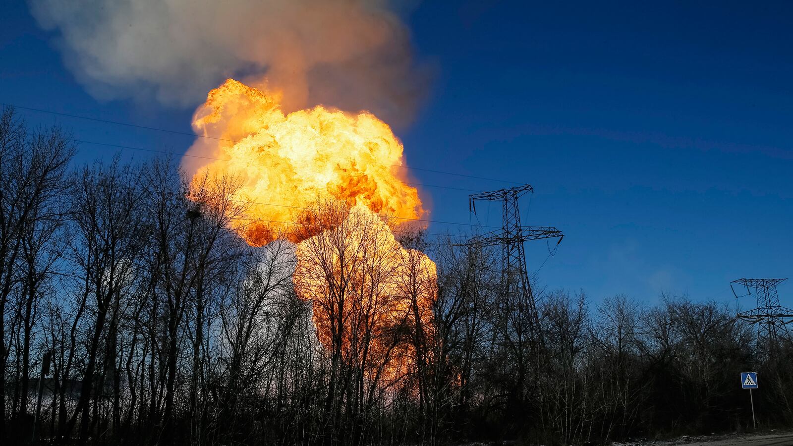 articles/2015/02/17/ukraine-rebels-ignore-ceasefire-near-debaltseve/150217-ukraine-ceasefire2-tease_ydpehl