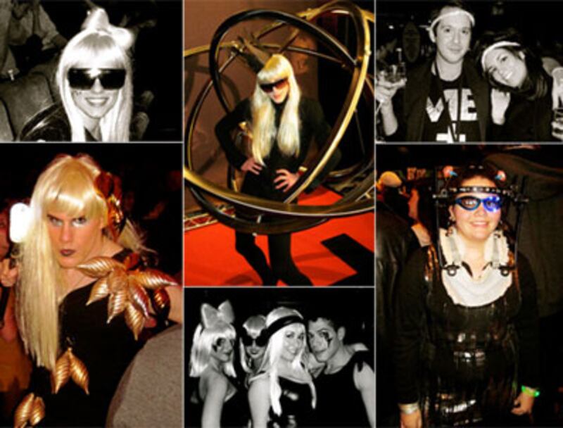 articles/2010/01/22/lady-gagas-devoted-fans-go-all-out/gaga-fans_76906_yhnivv