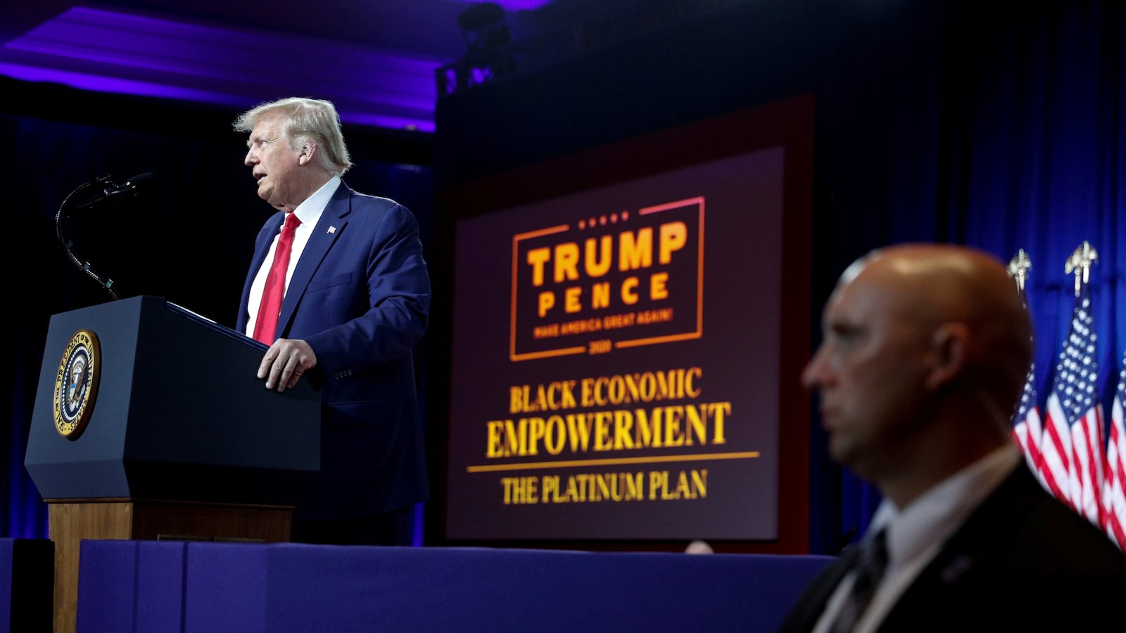 2020-09-25T203251Z_880384824_RC2W5J9YFYWW_RTRMADP_3_USA-TRUMP-CARSON_cwovdt