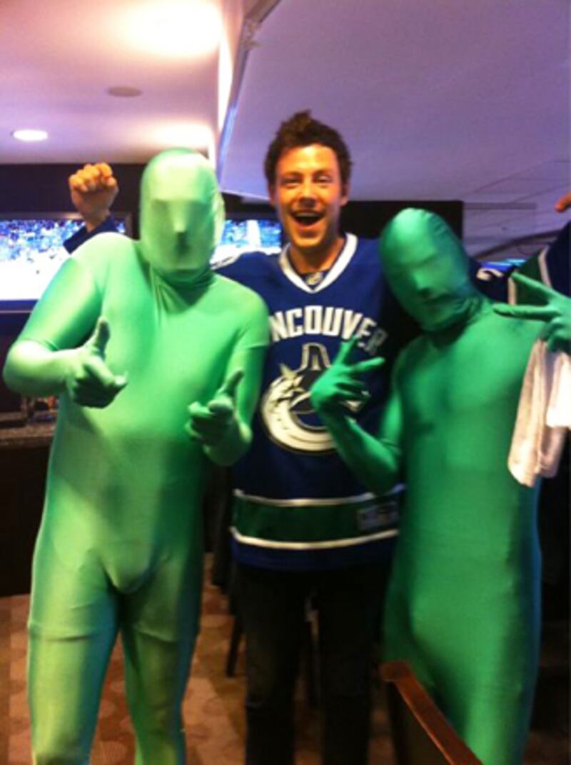 galleries/2011/05/19/celebrity-photos-on-twitter/twitpi519---monteith_papvsn