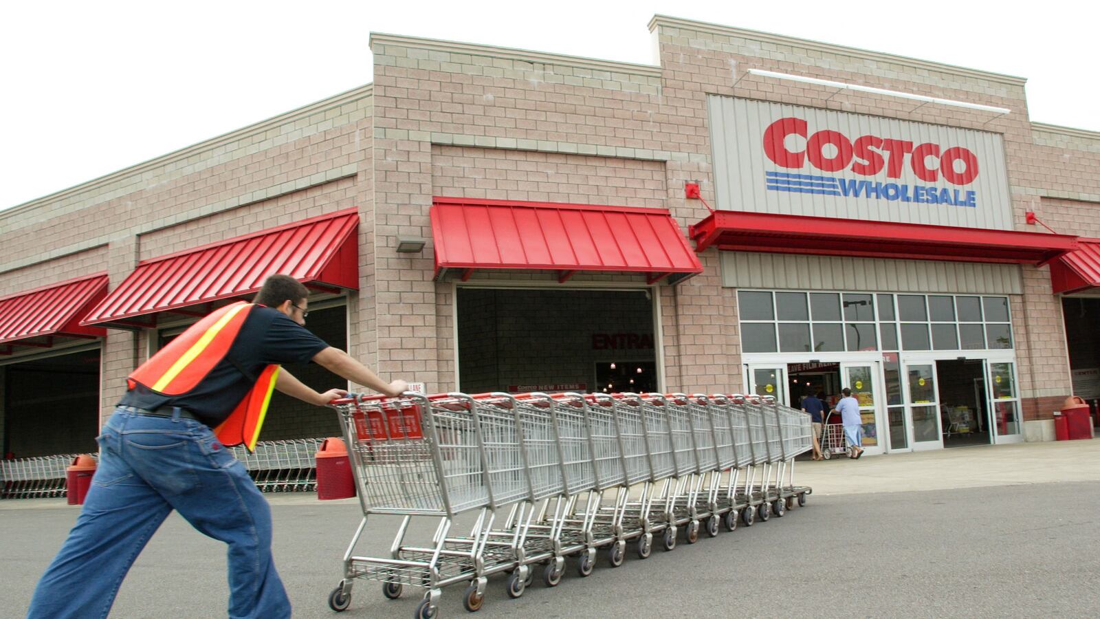 2022-05-27T165001Z_513982229_RC2RFU9AVGDI_RTRMADP_3_USA-RETAIL-INVENTORIES_p59ro4