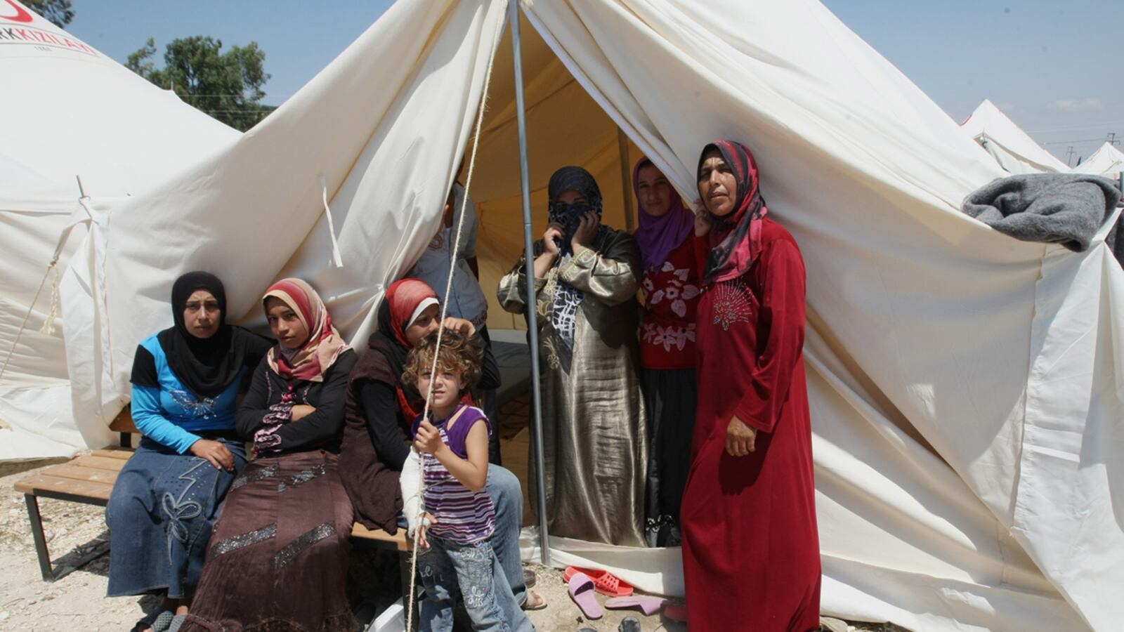 cheats/2011/06/18/syria-storms-key-border-town/syria-refugees-turkey-border-cheat_nsi6db