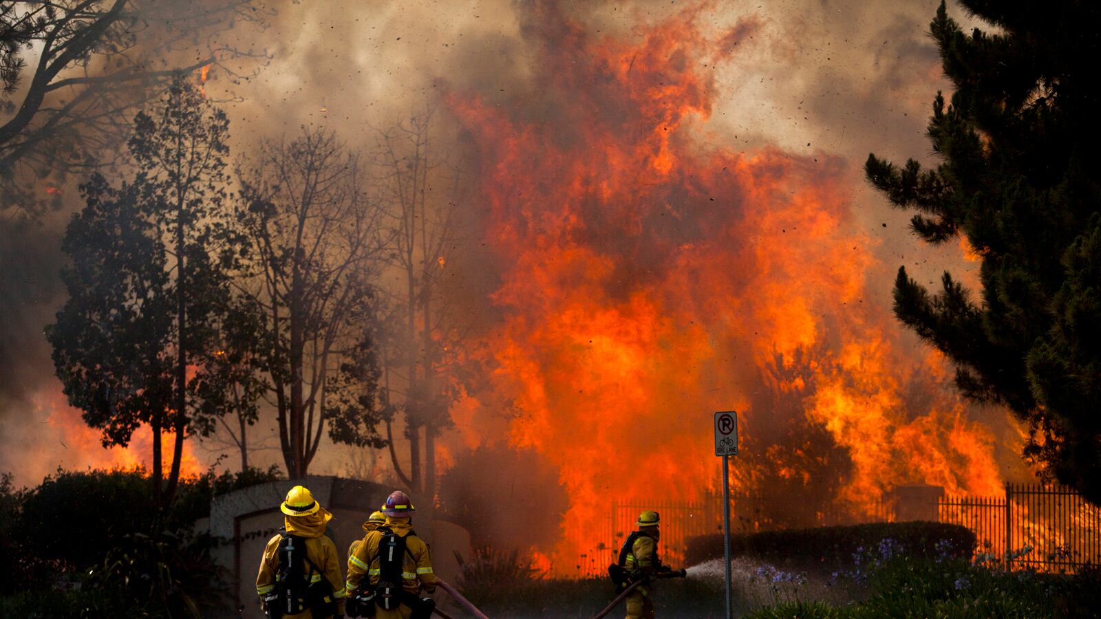 galleries/2014/05/15/wildfires-ravage-southern-california-photos/140715-cali-fires-gal09_m2nufy