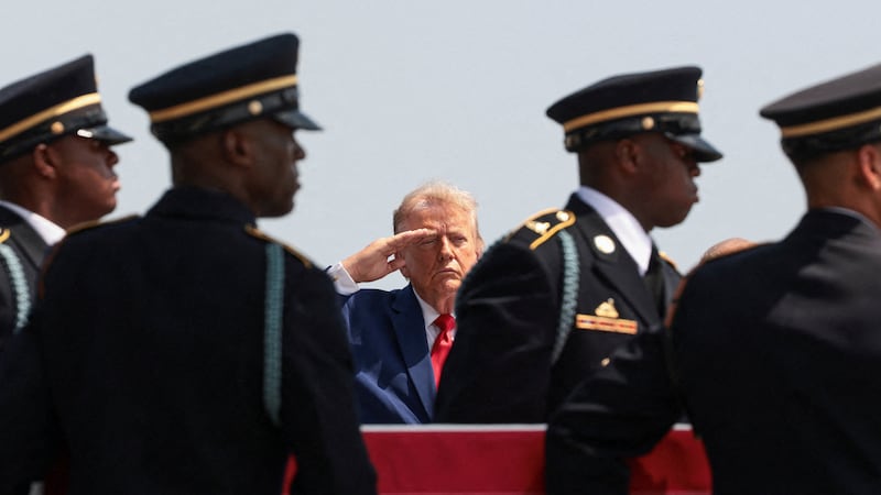 U.S. President Donald Trump salutes as members of the military carry the transfer case of U.S. Army Pvt. Isabella Gonzales of the 1st Battalion, 57th Air Defense Artillery Regiment, 52nd Air Defense Artillery Brigade, 10th Army Air Missile Defense Command, who was killed during an attack at Muwaffaq Salti Air Base in Jordan, during a dignified transfer of her remains at Dover Air Force Base in Dover, Delaware, U.S., July 22, 2026. REUTERS/Evelyn Hockstein      TPX IMAGES OF THE DAY