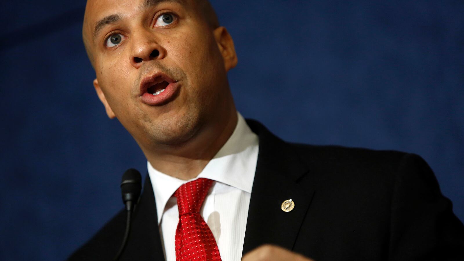 articles/2016/07/21/cory-booker-makes-his-final-pitch-to-become-hillary-s-vp/160721-resnick-cory-booker-tease_hjpuij