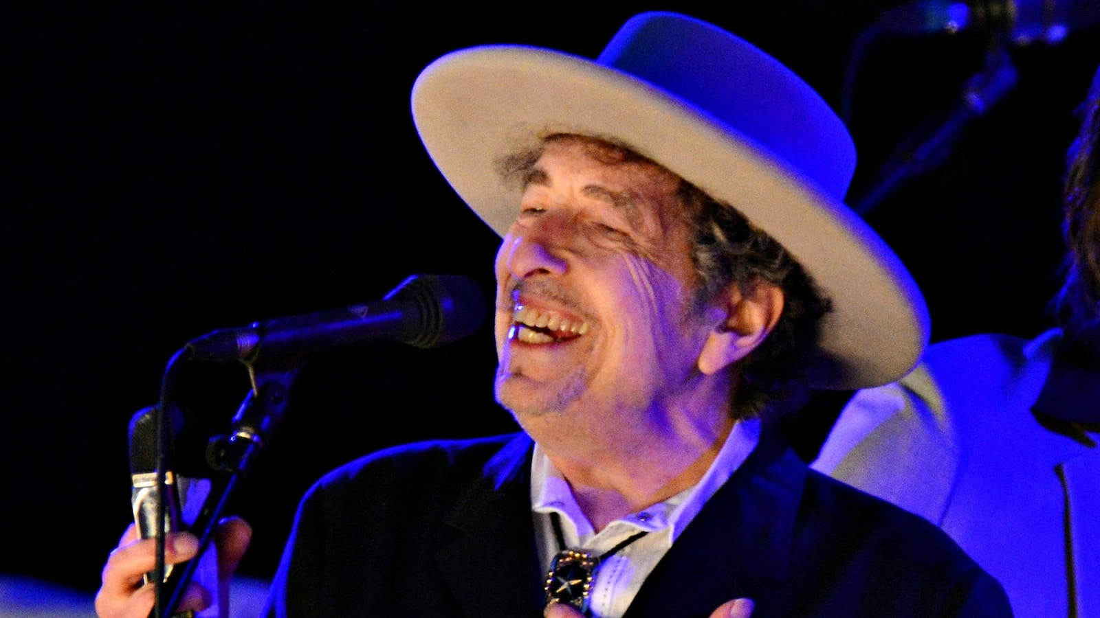 cheats/2016/11/16/academy-bob-dylan-not-coming-to-sweden-to-pick-up-nobel-prize/161116-bob-dylan-prize-cheat_fzoxzu
