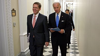 articles/2011/01/31/obamas-new-press-secretary-doesnt-report-to-the-president/grove-carney-obama_156909_v52vym