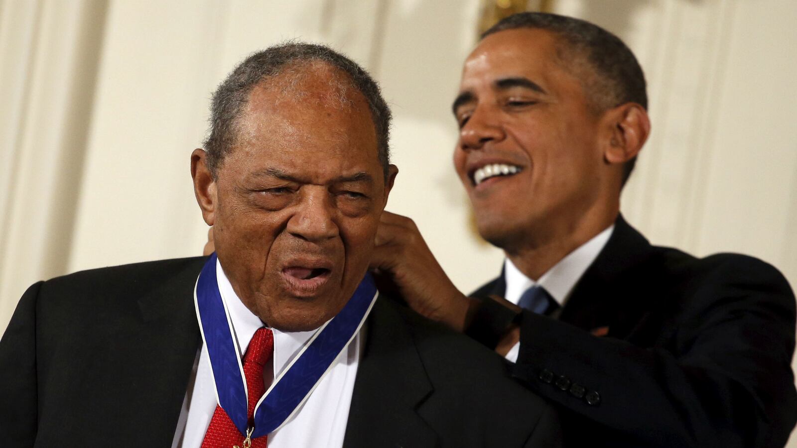 cheats/2015/11/24/obama-honors-17-with-medal-of-freedom/151125-presidential-medal-of-freedom-cheat_u2enjo