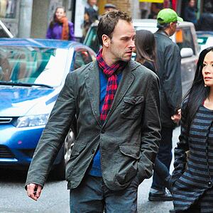 articles/2012/11/29/elementary-vs-sherlock-why-there-s-room-for-more-than-one-holmes/barra-elementary-tease_ikslso