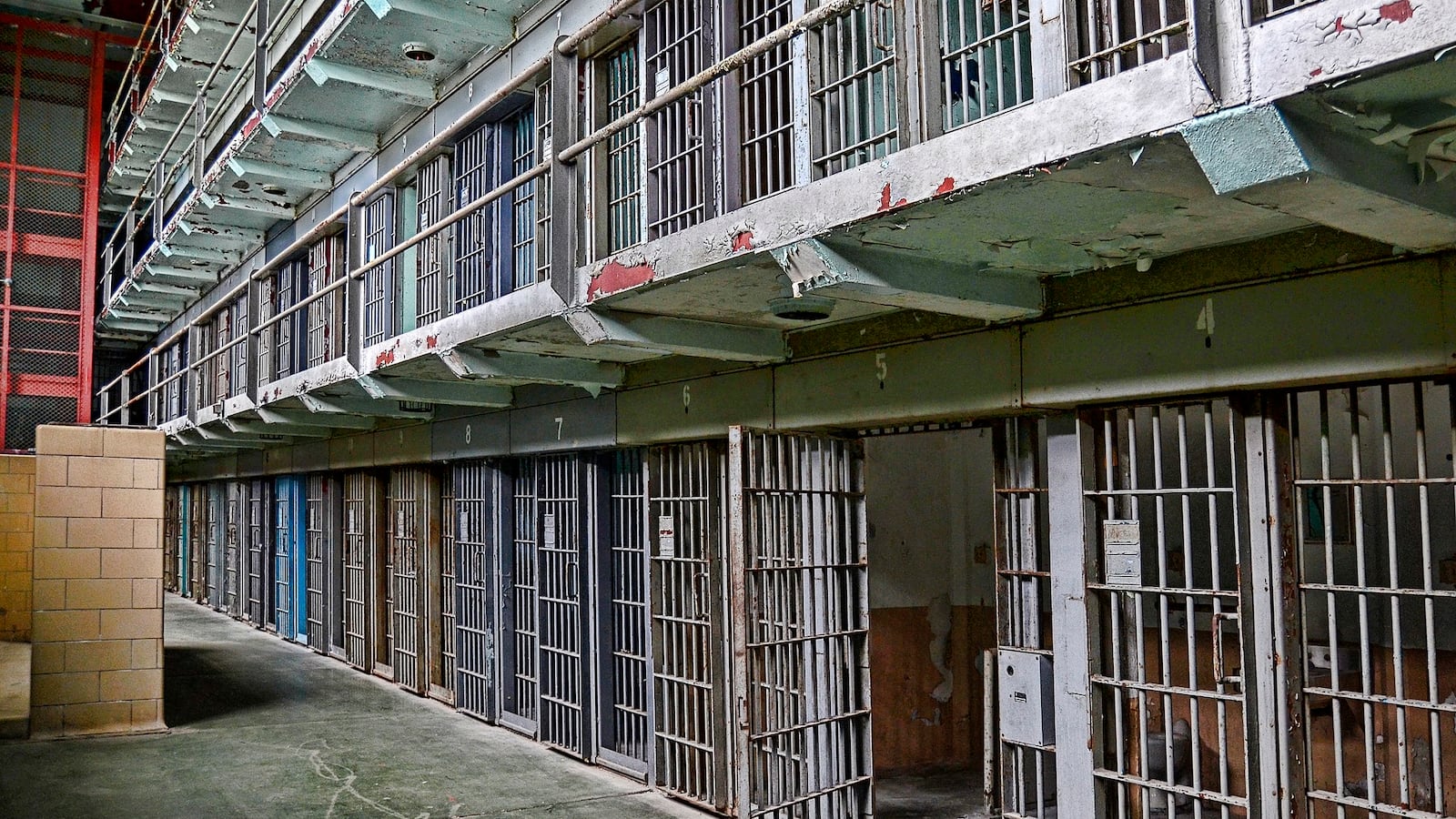 2048px-Prison_cell_block_tbl8z1