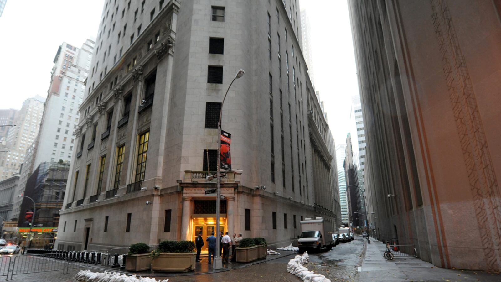 articles/2012/10/29/hurricane-sandy-grinds-the-global-money-engine-to-a-halt/klein-money-stops-hurricane-tease_ixio6a