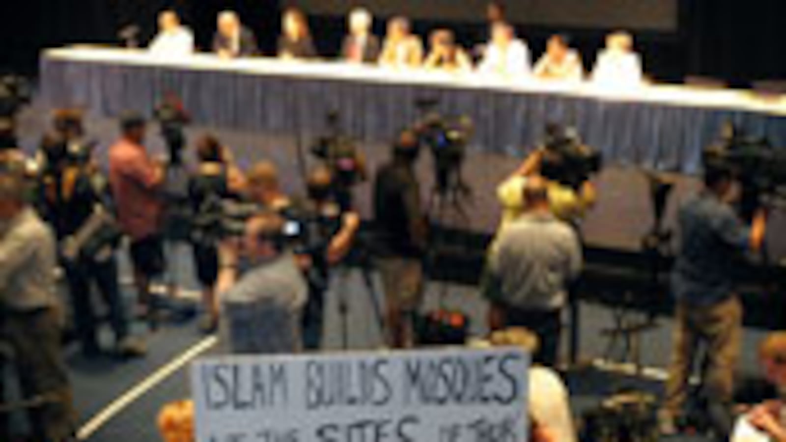 articles/2010/08/14/the-mosque-at-ground-zero-why-it-scares-the-right/akbar-mosque_120074_akuxbj