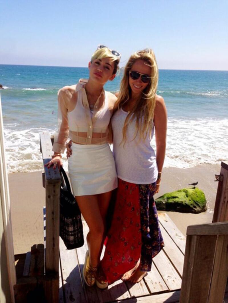 galleries/2013/08/11/miley-cyrus-nicki-minaj-more-celebrity-twitter-pictures-photos/130808-twitpics-cyrus_rgc2oi