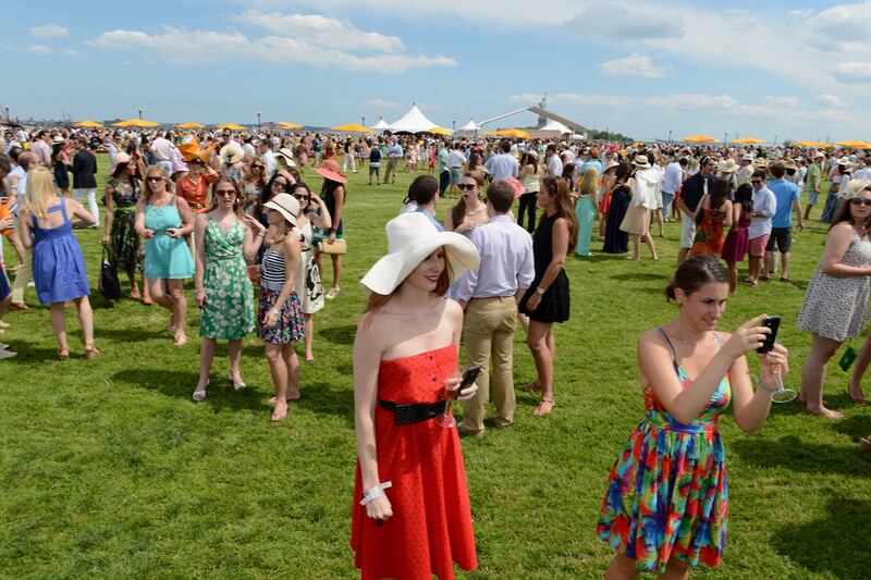 galleries/2012/06/04/minka-kelly-padma-lakshmi-and-other-celebrites-at-the-veuve-cliquot-polo-classic-photos/veuve-cliquot-polo-nyc-2_dmzlqd