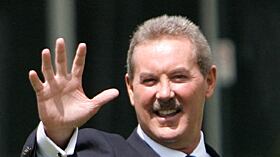 cheats/2009/06/19/sir-allen-stanford-surrenders/allen-stanford-1_zpuzef