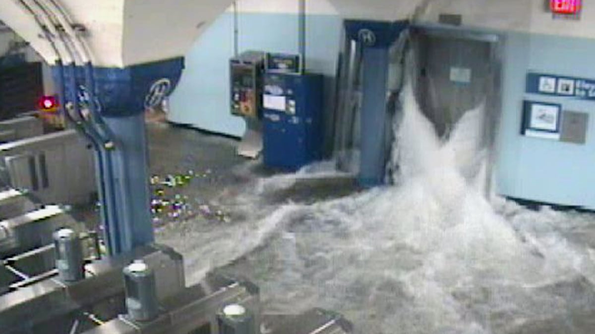 cheats/2012/10/30/ny-subway-chief-worst-ever-disaster/hurricane-sandy-subways-worst-damage-ever-cheat_huktjb