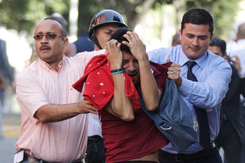 galleries/2014/02/14/venezuela-erupts-in-violence-photos/venezeula-gal-8_ratqys