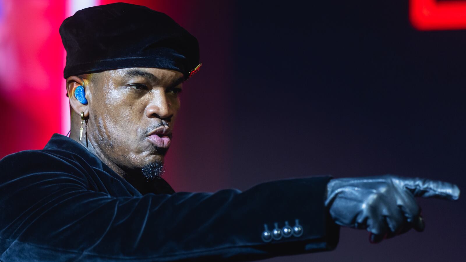 Ne-Yo performs.
