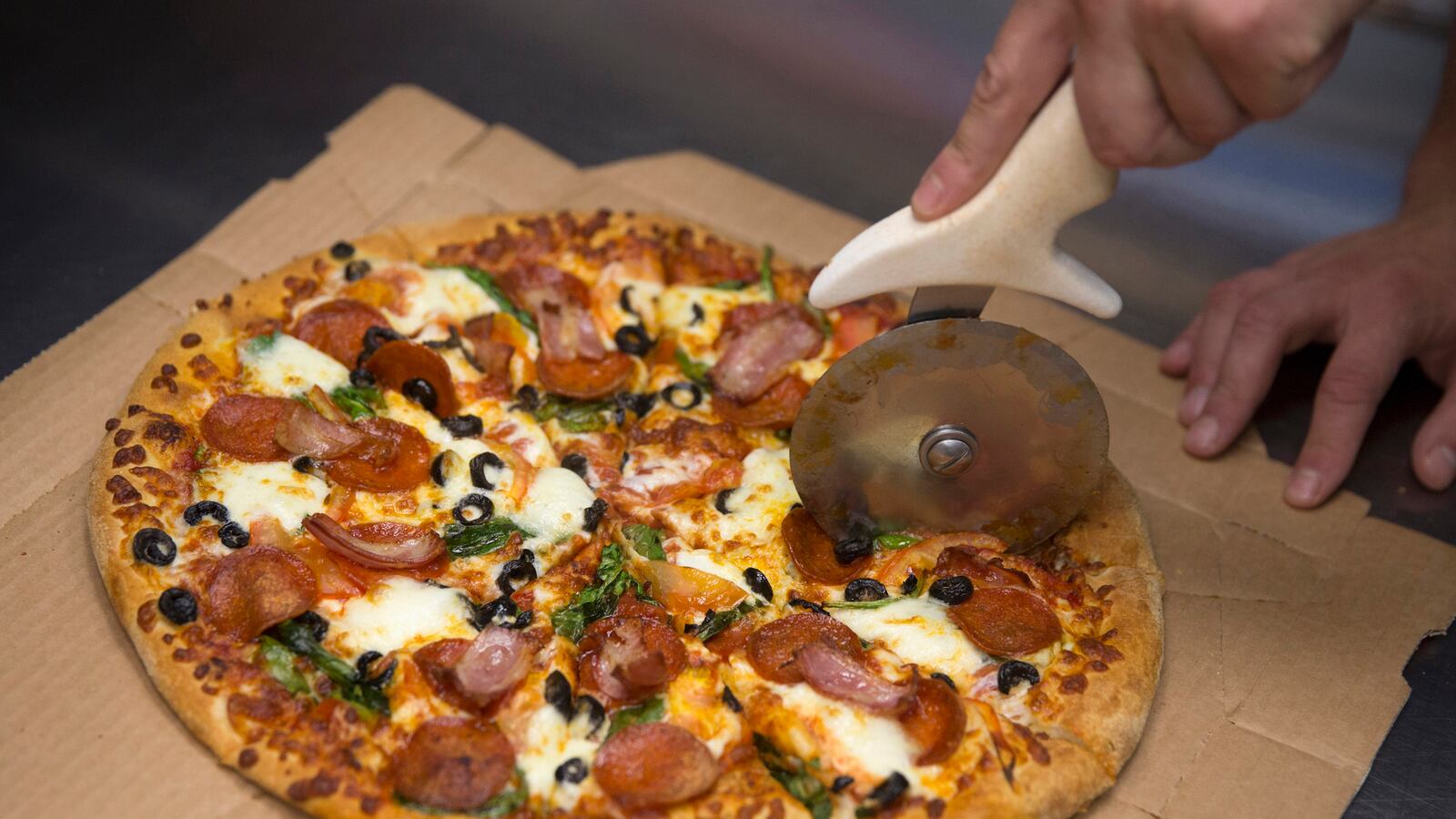 articles/2016/01/07/fda-bans-chemical-found-in-pizza-boxes/160107-sayed-pizza-box-video_r7vmyd