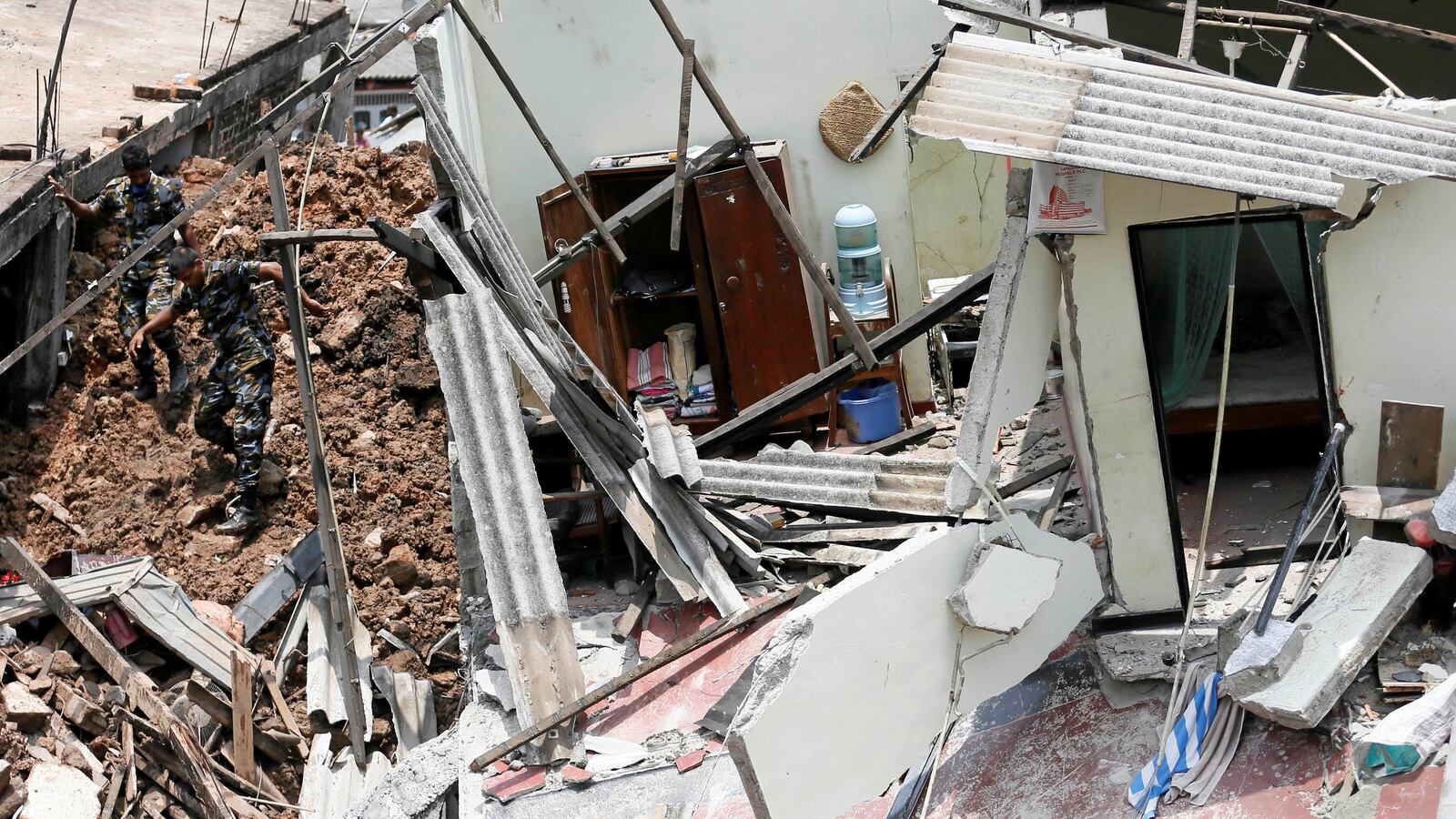 cheats/2017/04/17/dozens-dead-in-sri-lanka-trash-collapse/170417-sri-lanka-garbage-collapse_jmznnt