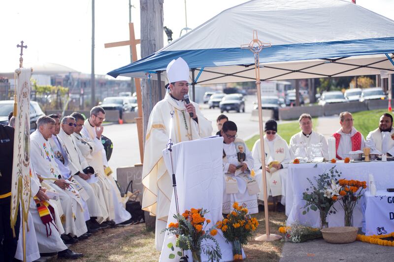 BROADVIEW, ILLINOIS - NOVEMBER 1: A crowd of parishioners, religious sisters, and activists gathers in peaceful assembly during a Eucharistic procession to the Broadview ICE center ,advocating for religious access for detained migrants, in Illinois, United States on November 1, 2025. (Photo by Jacek Boczarski/Anadolu via Getty Images)