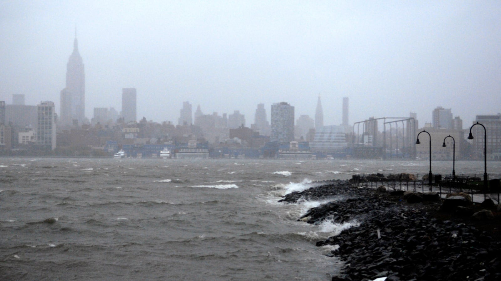 articles/2012/10/29/how-new-york-city-waited-for-the-worst-of-hurricane-sandy/daly-new-york-sandy-prep_lpjqib