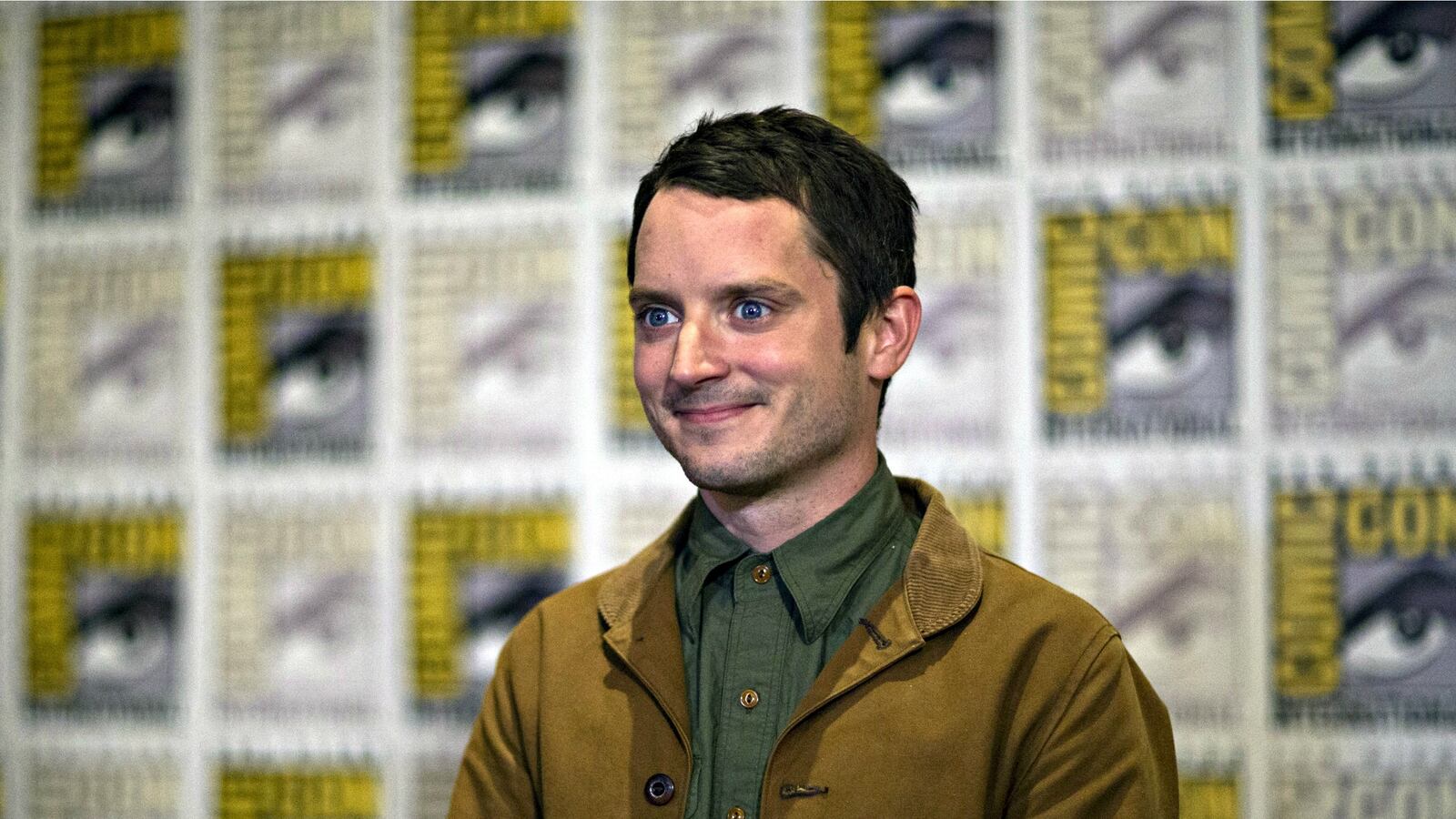 cheats/2016/05/24/elijah-wood-denies-knowledge-of-hollywood-pedophilia/160524-elijah-wood-hollywood-cheat_v6wdrr