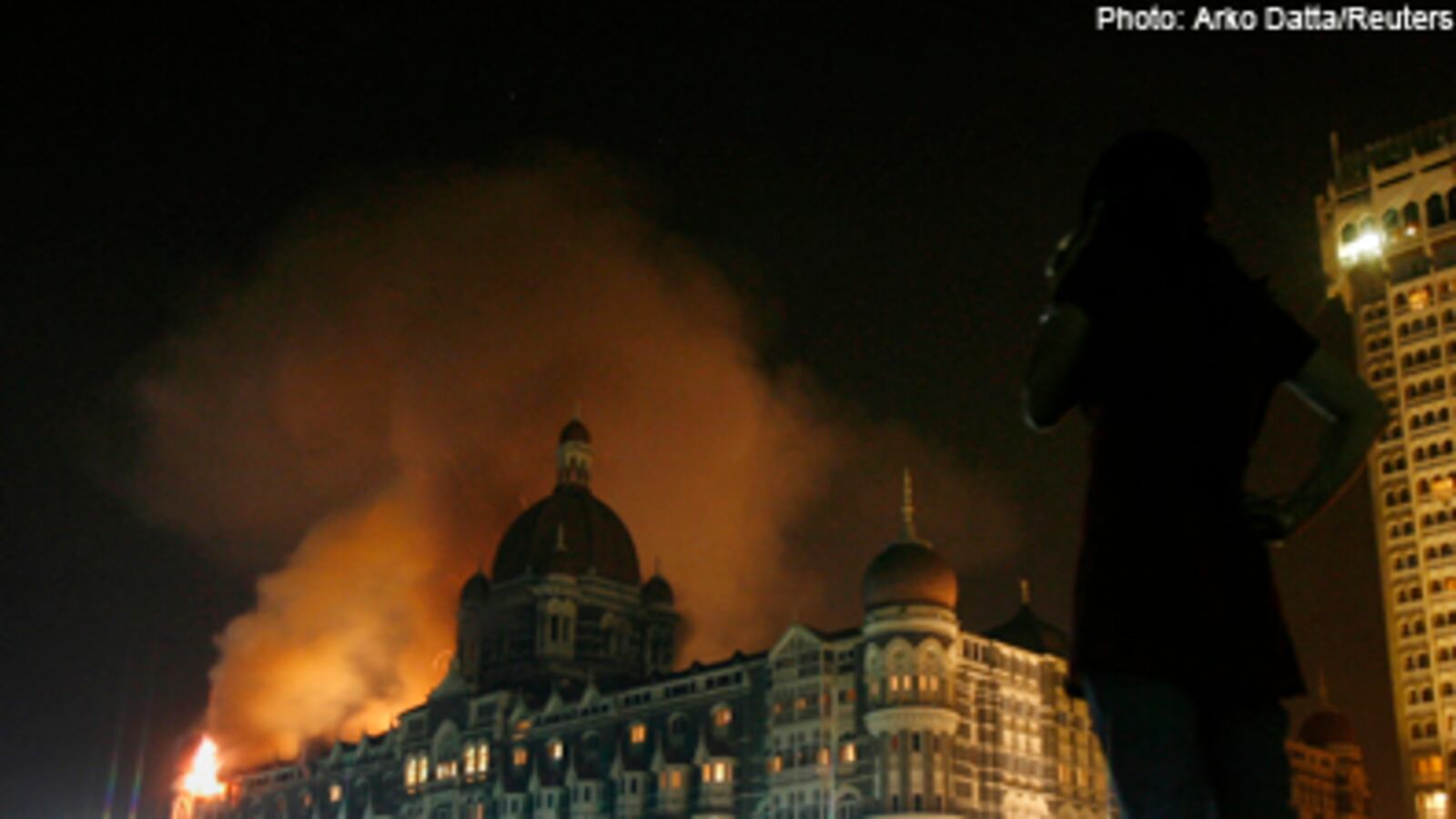 articles/2008/11/26/terror-in-mumbai/mumbai-terrorism-02_jrezdb