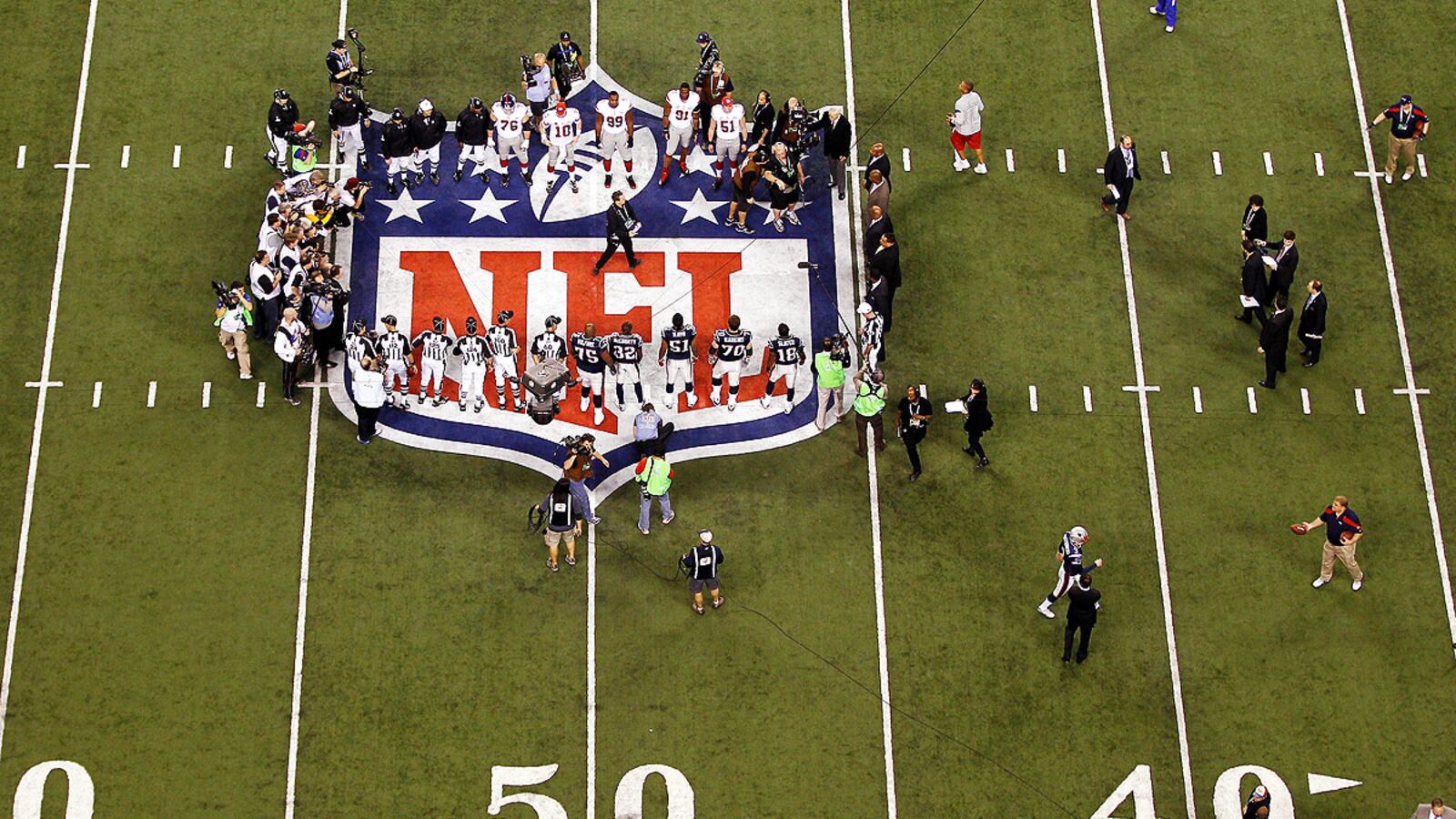 articles/2012/10/06/nfl-s-shadow-economy-of-gambling-and-fantasy-football-is-a-multibillion-dollar-business/nfl-gambling-cheat_qfqp67