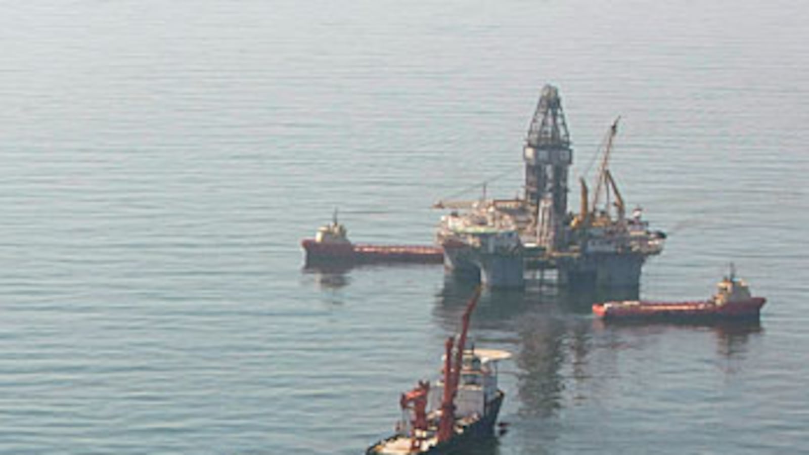 cheats/2010/05/10/bp-scrambles-for-new-solution/oil-rig-2_urekfy