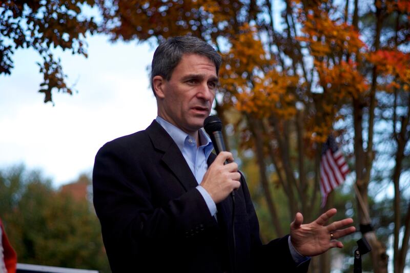 articles/2013/11/02/cuccinelli-rallies-supporters-in-richmond/bouie-cuccinelli-rallies-supporters-in-richmond_b2ckg8