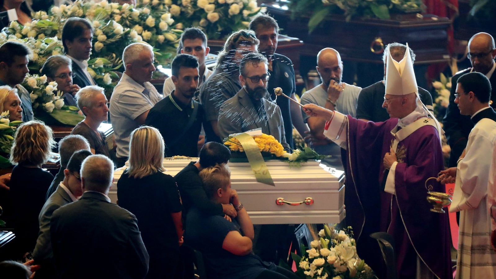 180818-genoa-bridge-collapse-funeral-cheat_ao0msm