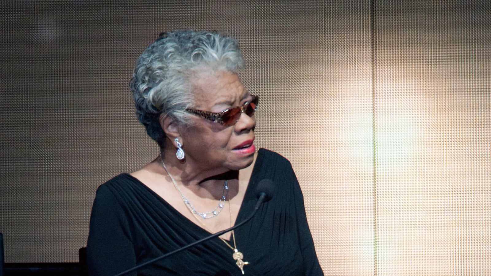 cheats/2011/08/31/maya-angelou-criticizes-new-mlk-memorial/maya-angelou-mlk-cs_xomhpn