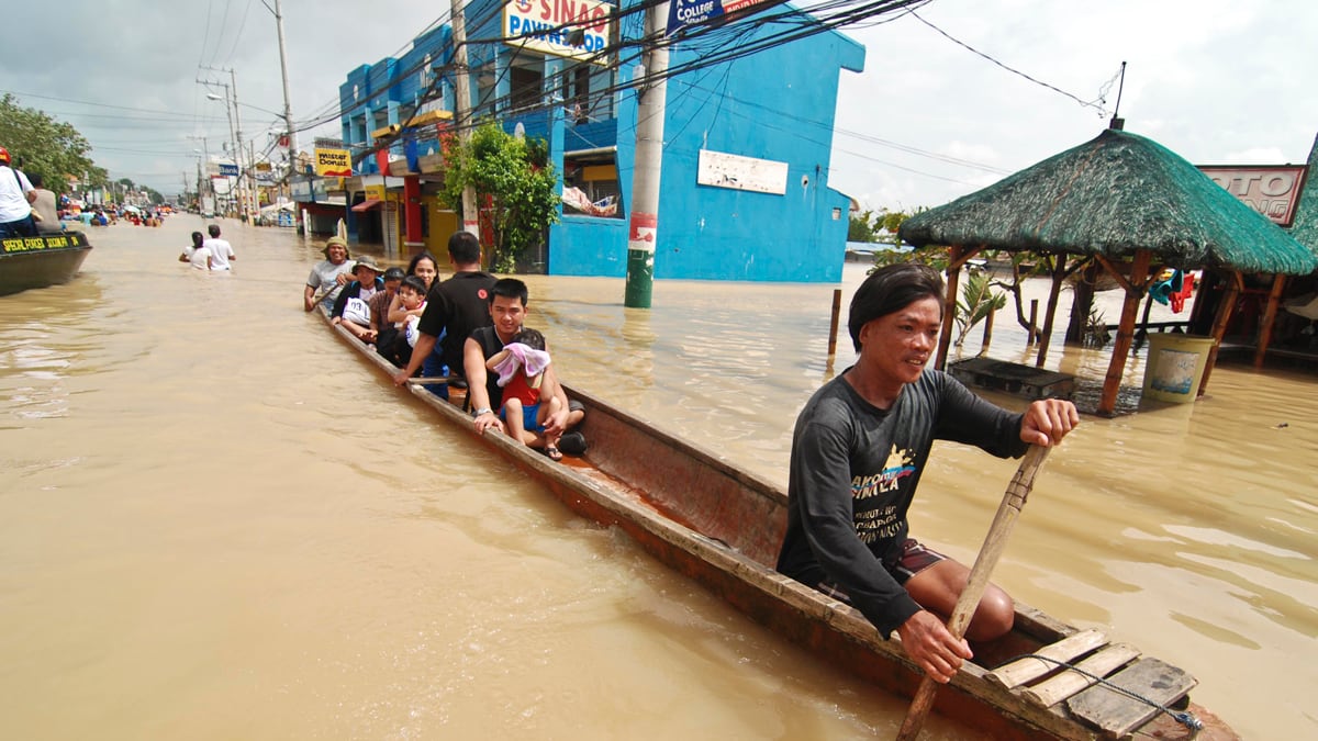 cheats/2011/10/02/philippines-hit-by-two-typhoons/philippines-typhoon-flood-cs_lnbgvm
