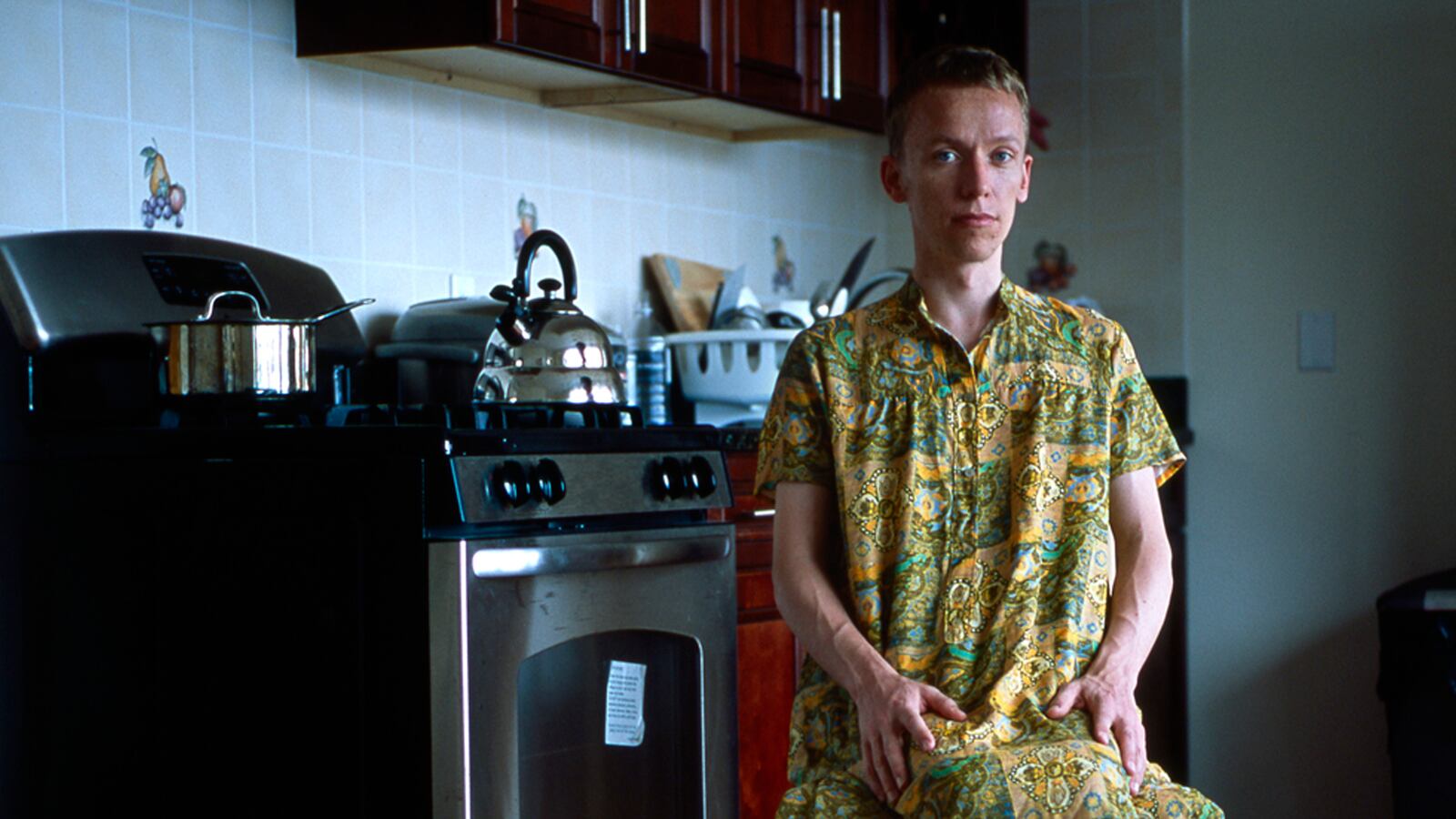 galleries/2013/07/09/men-wearing-their-girlfriends-clothes-jon-uriarte-s-photos/men-as-woman-tease_cyoweo