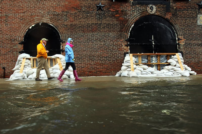 articles/2012/10/30/after-hurricane-sandy-a-trickle-of-evacuees-at-brooklyn-shelter/red-hook-evacuees-sandy-keller_nwebs1