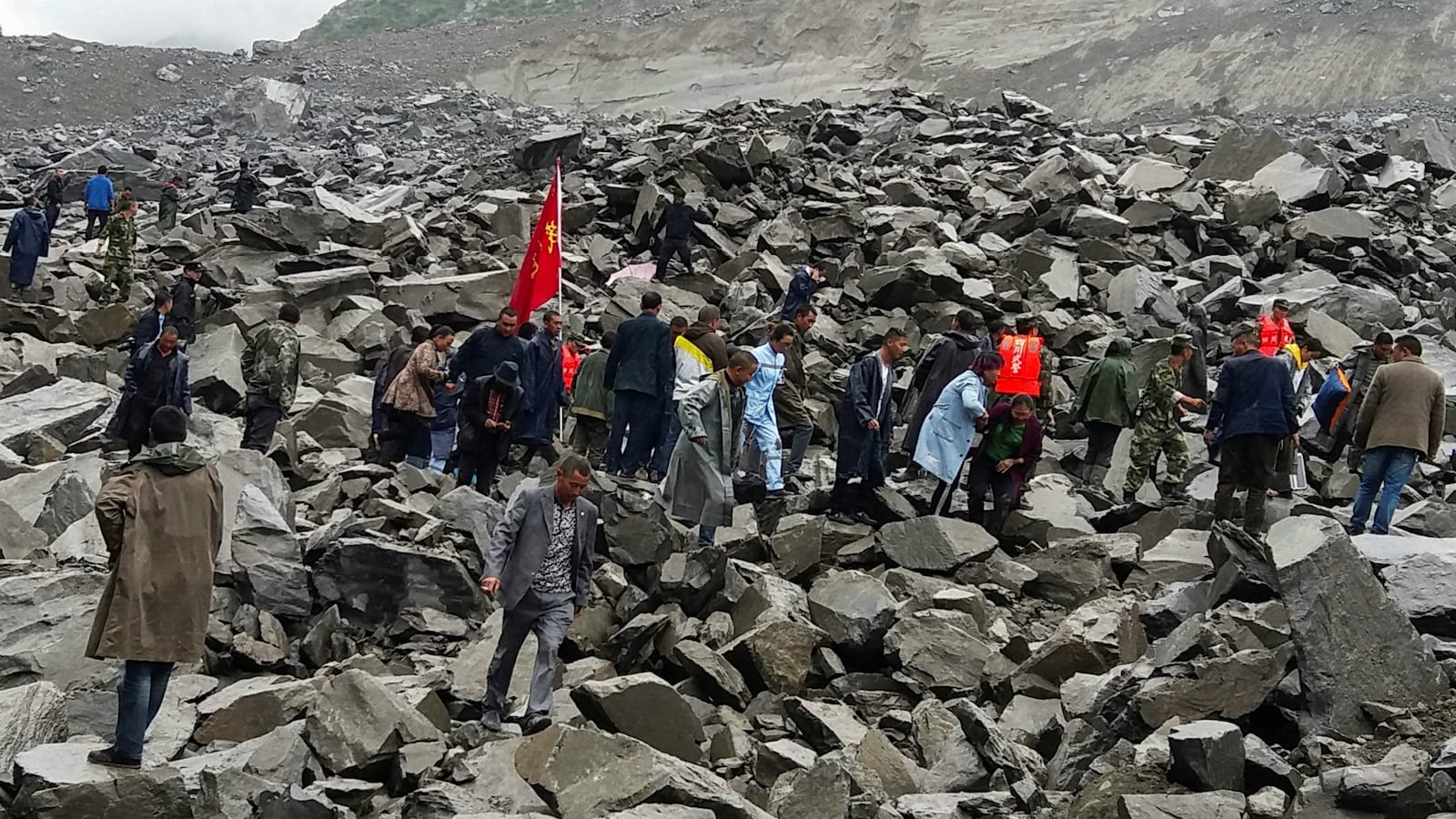 170624-china-landslide-140-missing-cheat_ndobht