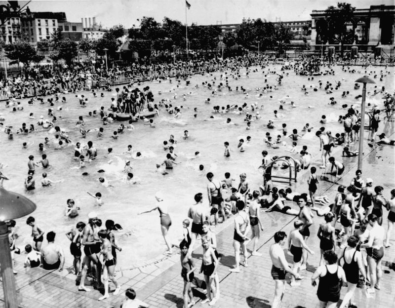 galleries/2013/05/25/vintage-summer-in-new-york-the-sweet-sweaty-city-life/130524-nyc-swim-crowded_tuc4pi
