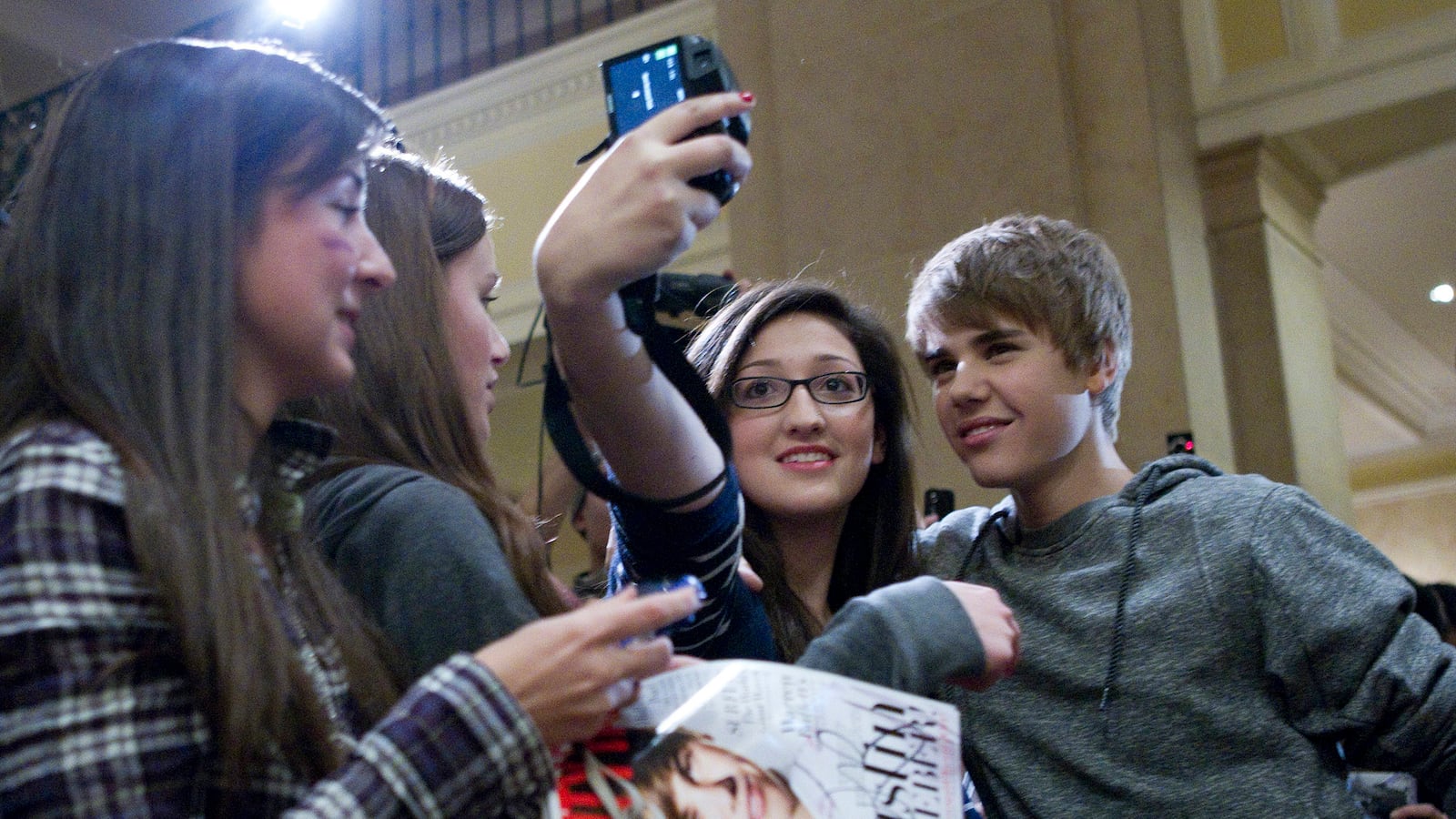 articles/2013/11/14/bieber-and-the-new-golden-age-of-selfies/131114-dickson-selfies_zzzgk9