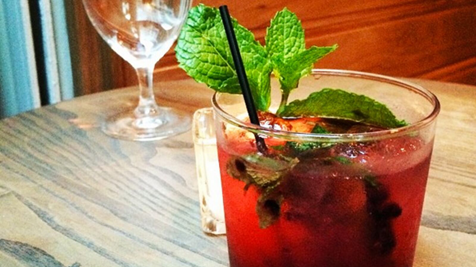 articles/2015/05/23/instagram-s-wonderland-of-cocktails-too-gorgeous-to-drink/150522-goldfarb-cocktails-tease_vea1v3