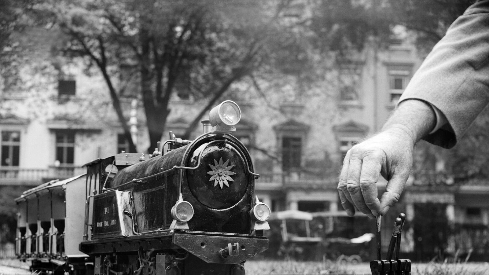 articles/2013/12/06/would-you-kill-the-fat-man-and-other-conundrums/131205-herritt-fatman_goi2un