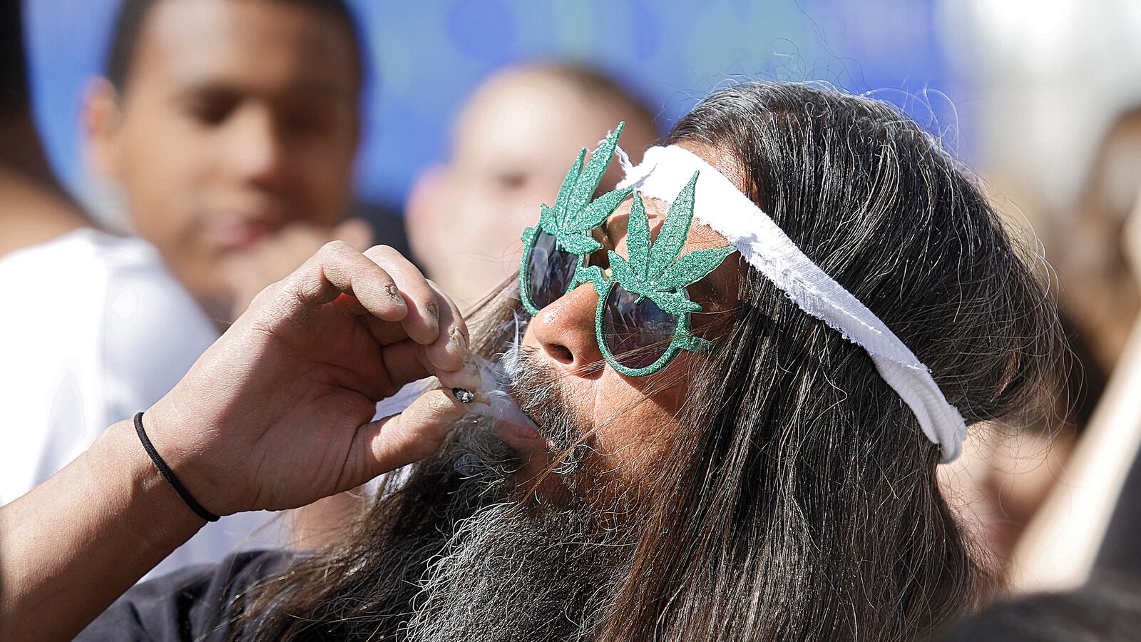 articles/2012/11/07/potheads-rejoice-marijuana-initiatives-pass-in-two-states/potheads-rejoice-ross_lrgen9